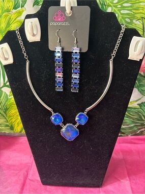 paparazzi Iridescent Jewel Blue Statement Necklace & Linear Drop Earrings